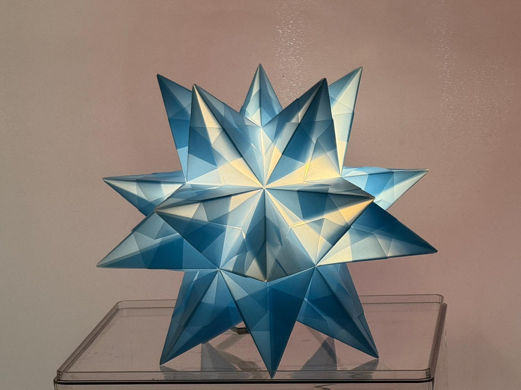 Handgefertigter Bascetta Stern blau pastell, 10cm Durchmesser, Micro LED batteriebetrieben