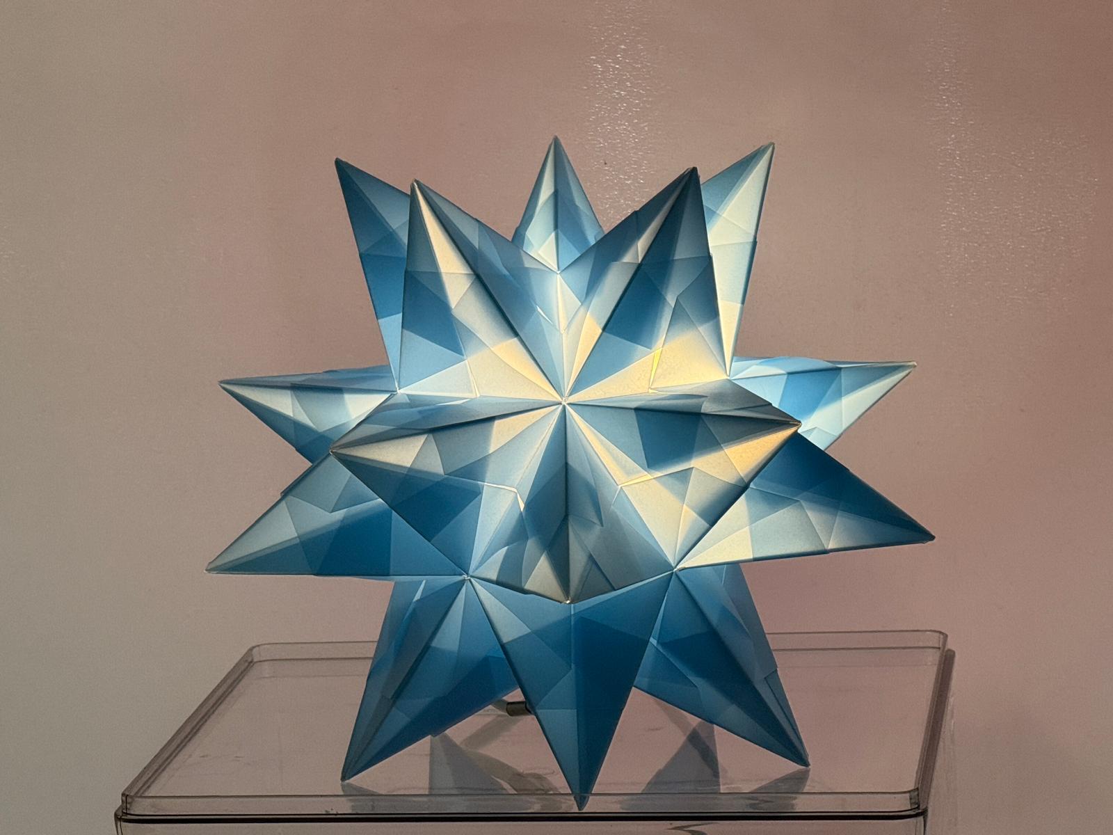 Handgefertigter Bascetta Stern blau pastell, 10cm Durchmesser, Micro LED batteriebetrieben