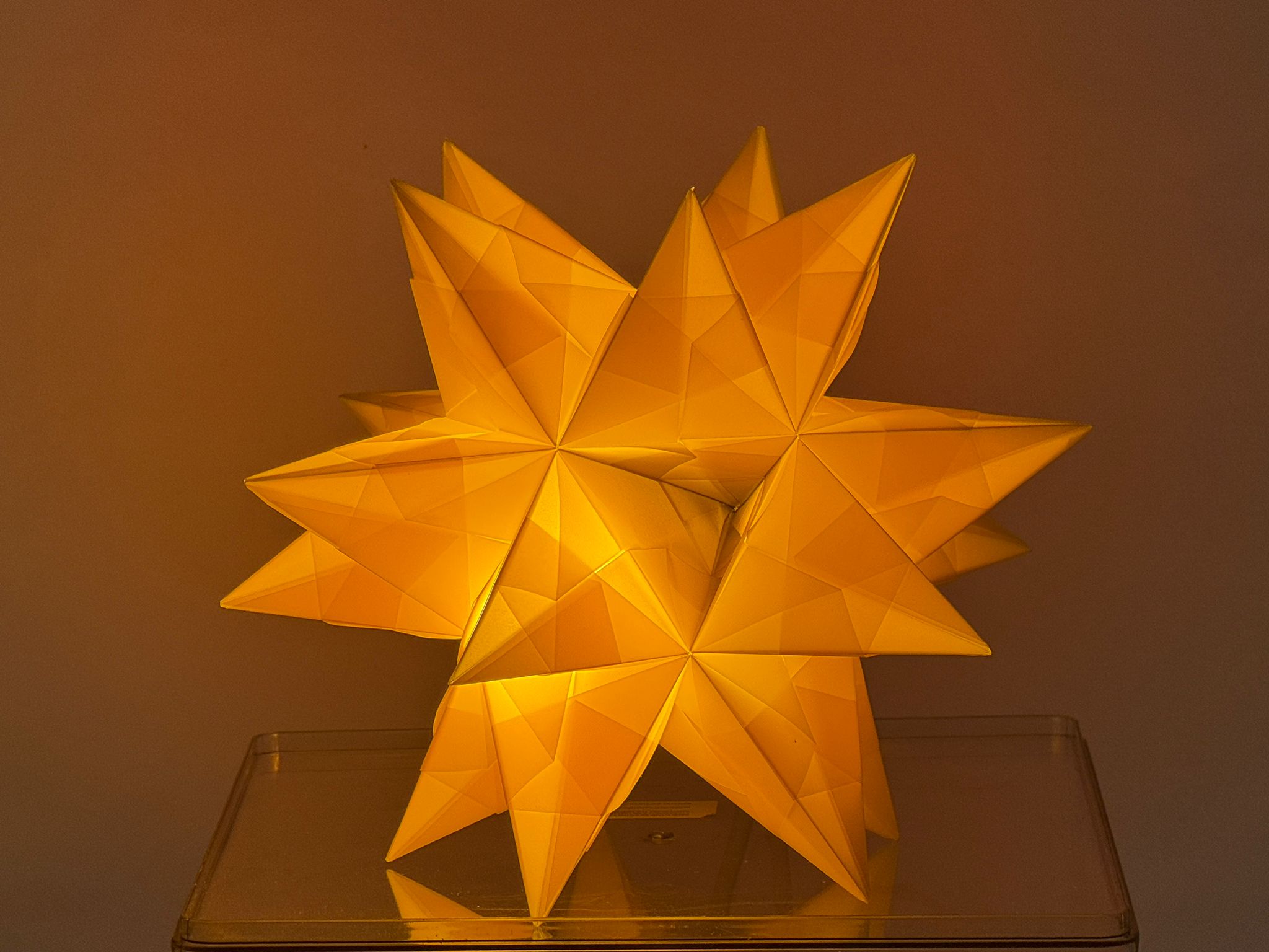 Handgefertigter Bascetta Stern gelb pastell, 10cm Durchmesser, Micro LED batteriebetrieben